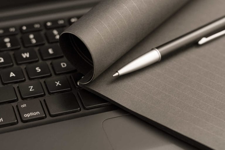 Clavier d'ordinateur et cahier